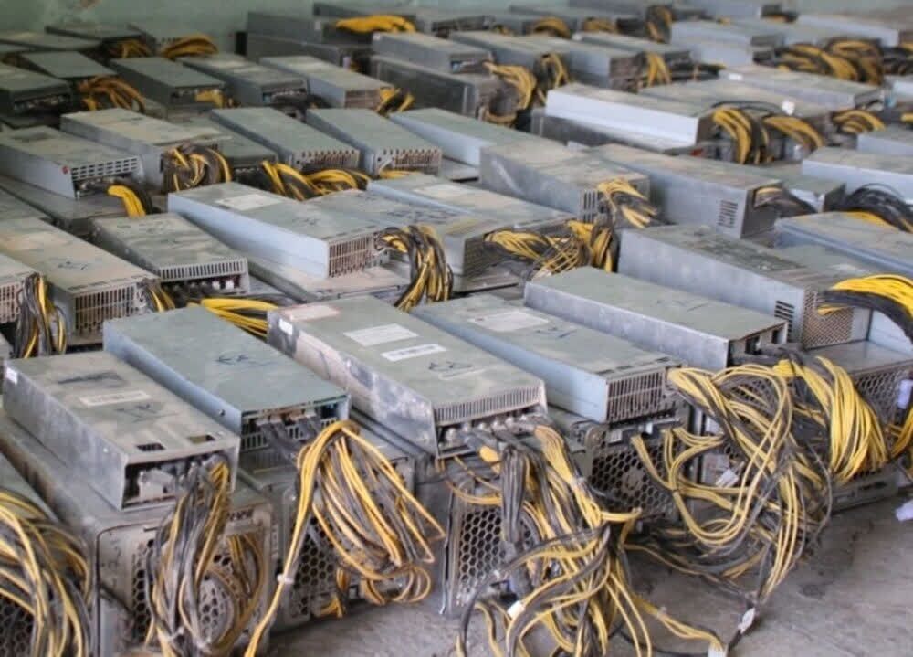 کشف ۱۷ ماینر قاچاق فعال از یک خانهباغ در همدان