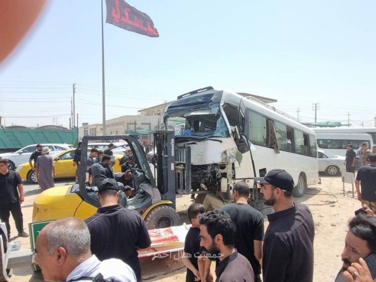 عکس/ تصادف مینی‌بوس حامل زائران ایرانی در محور نجف به کربلا