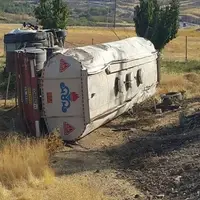 واژگونی تانکر حامل گازوئیل در محور قروه - همدان