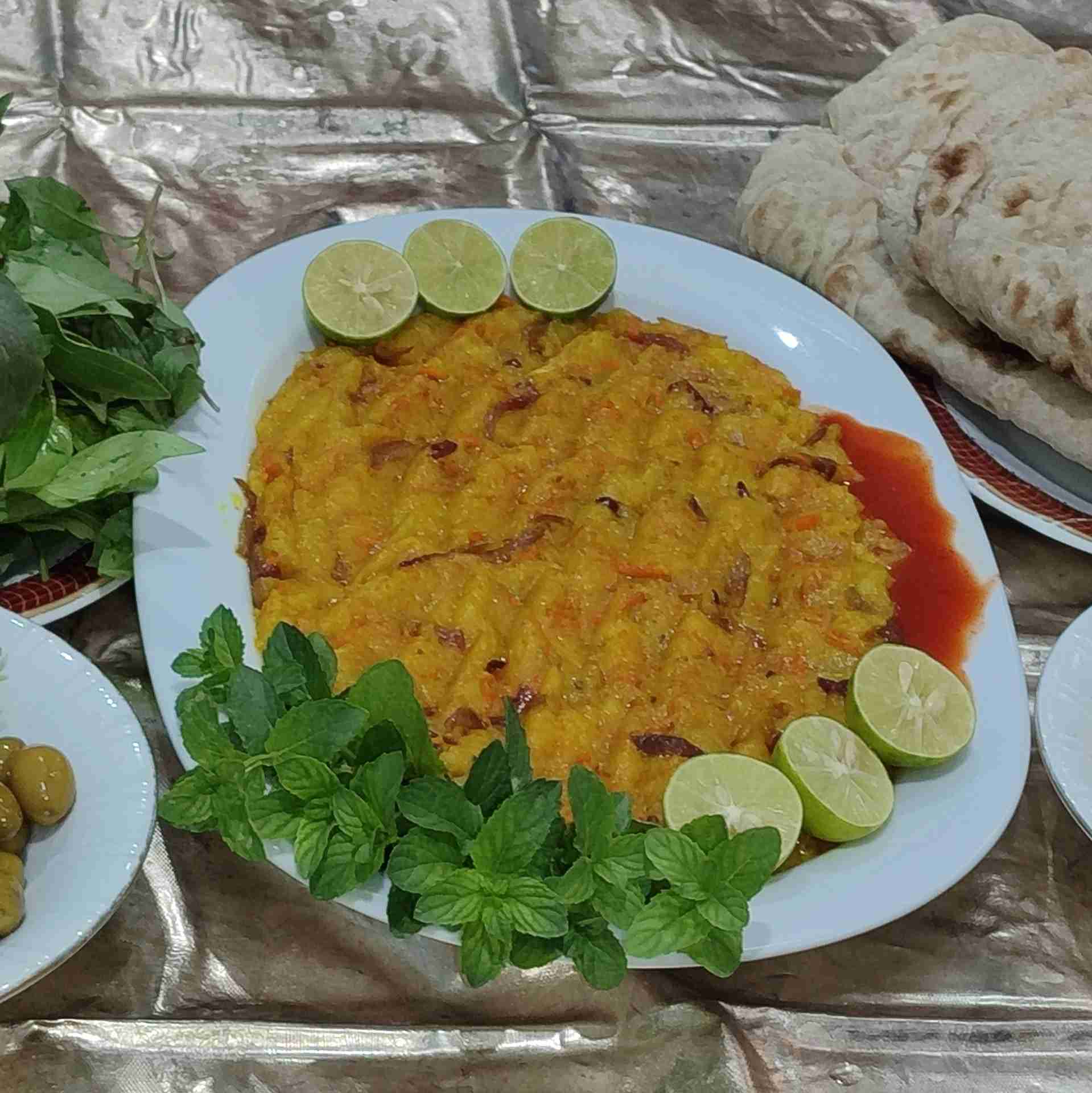 تایم ناهار،پوره سیب زمینی همراه با پیاز وهویج سرخ شده،نان گرم خانگی،ترشی خانگی..😋نوش نگاهتون🌺🍒🌺