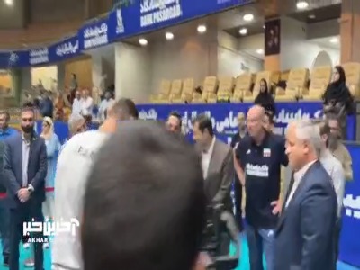 امضا پیراهن تیم ملی توسط بازیکنان تیم ملی والیبال در حضور وزیر ورزش و جوانان