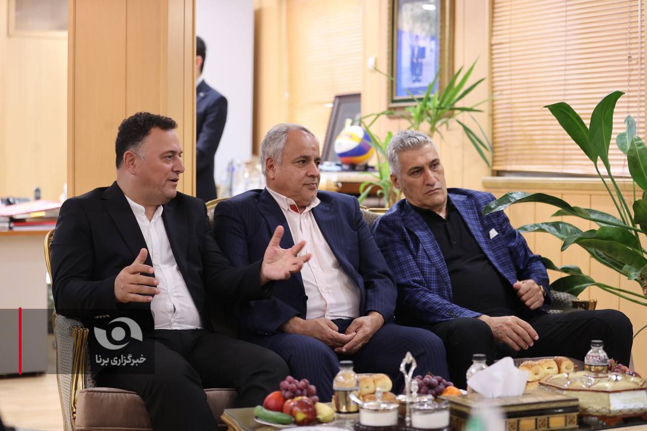 گزارش تصویری از حضور دنیامالی وزیر ورزش و جوانان در فدراسیون والیبال