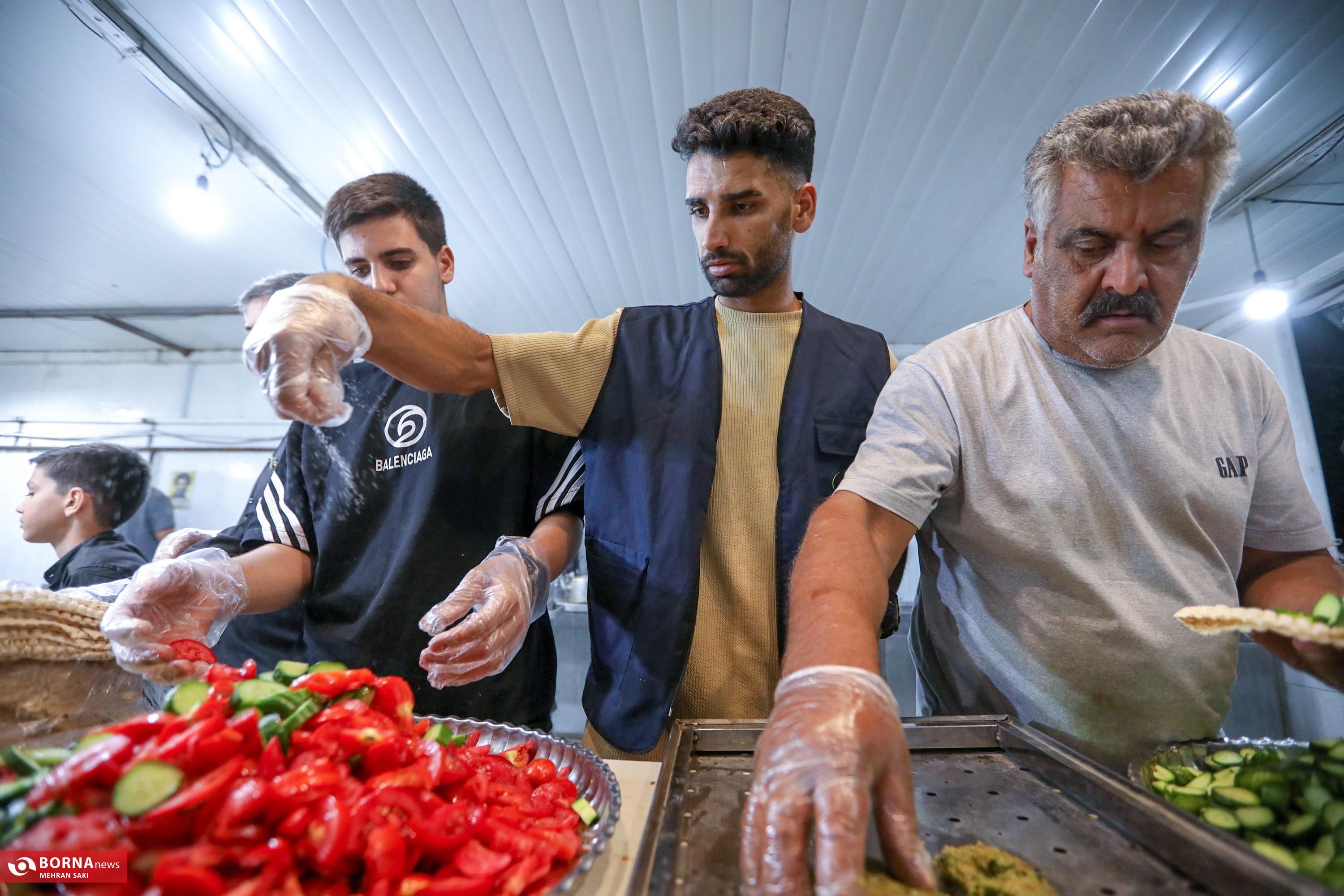 عکس/ خدمت‌رسانی موکب مدافعان حرم به زائران اربعین در اراک