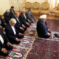 عکس/ تصویری از نماز سعید جلیلی به امامت حسن روحانی