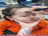 طرح رنگین کمان روی صورت دختر کوچولو