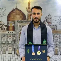 اهدای مدال قهرمانی ملی‌پوش فوتبال ساحلی به موزه آستان قدس