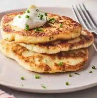طرز تهیه پنکیک سیب‌زمینی نرم و لذیذ