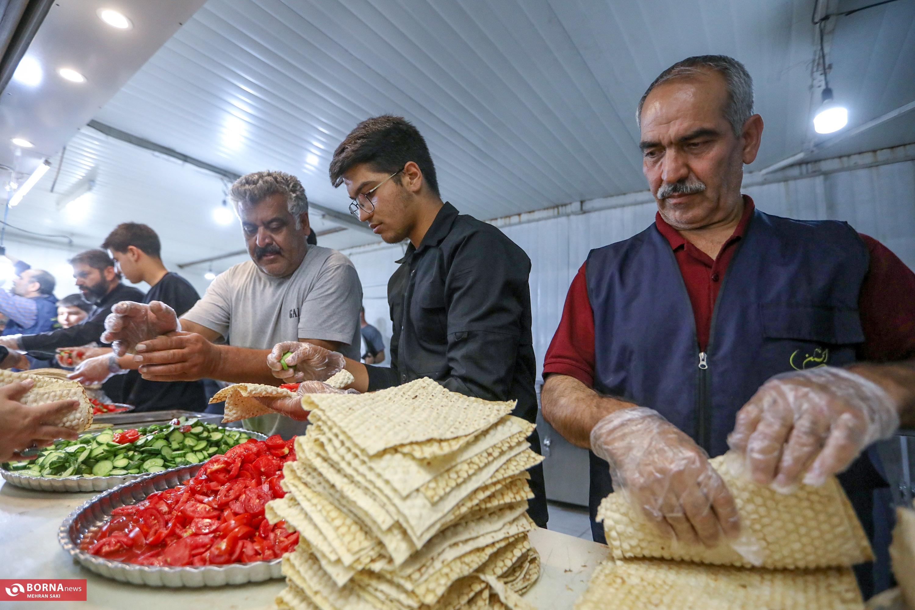 عکس/ خدمت‌رسانی موکب مدافعان حرم به زائران اربعین در اراک