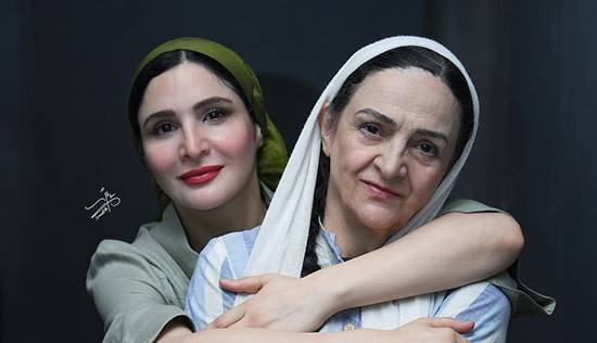 تصاویر آتلیه‌ای از گلاب آدینه و نورا هاشمی در سالن تئاتر