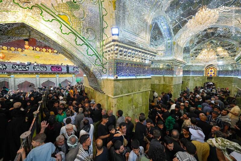 عکس/ ازدحام زائران اربعین در اطراف ضریح سامرا