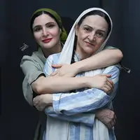 تصاویر آتلیه‌ای از گلاب آدینه و نورا هاشمی در سالن تئاتر