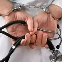 دکتر قلابی داروهای شیشه‌ای تجویز می‌کرد