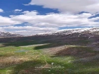 طبیعت بسیار زیبای سی‌سخت و پس زمینه کوه دِنا