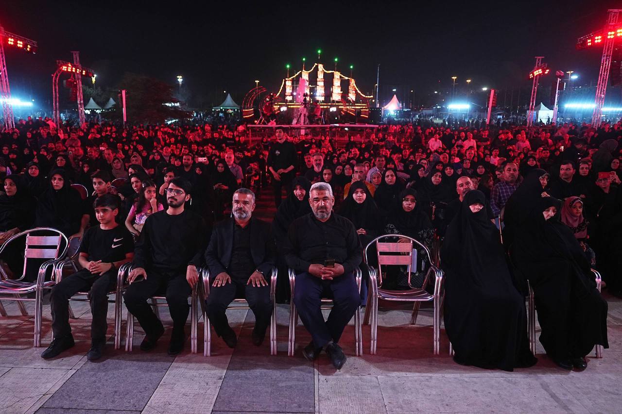 عکس/ حضور خانواده‌ شهیدان سلامی، حاجی زاده و محمود باقری در رویداد آیینی «محرم شهر» 