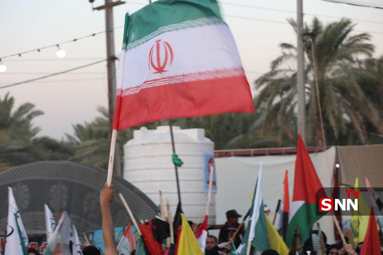 اهتزار پرچم کشورهای حامی مقاومت در راهپیمایی عظیم اربعین