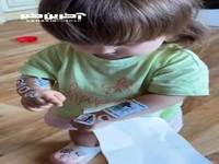 دستش رو با دفترچه اشتباه گرفته