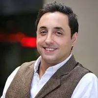 رامبد جوان وقتی می خواهد تمرکز کند، روی تخت دراز می کشد و با مراجعانش حرف می زند!