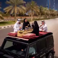 غذا خوردن بر روی سقف ماشین در حال حرکت در دبی