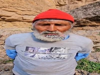 ویدئویی از صخره نوردی یک پیرمرد با چکمه‌های پلاستیکی!