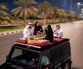 غذا خوردن بر روی سقف ماشین در حال حرکت در دبی