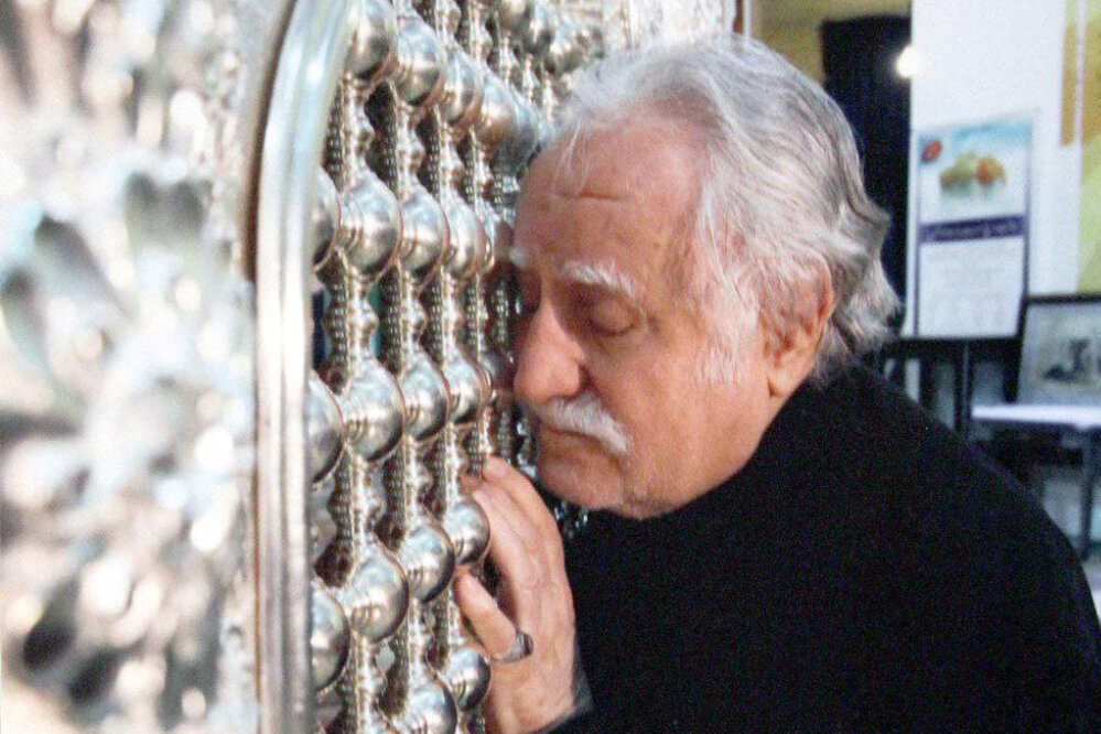  استاد فرشچیان در حال طراحی ضریح امام رضا(ع)