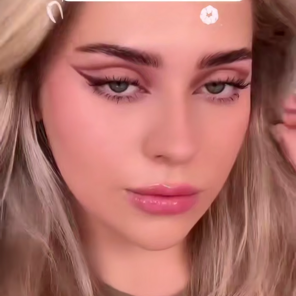 فقط با یک فرمژه سایه بزن!