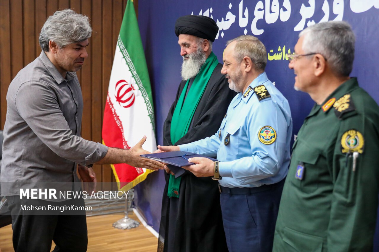  نشست صمیمی وزیر دفاع با خبرنگاران
