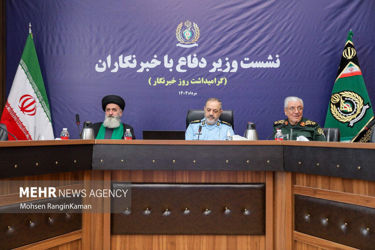  نشست صمیمی وزیر دفاع با خبرنگاران