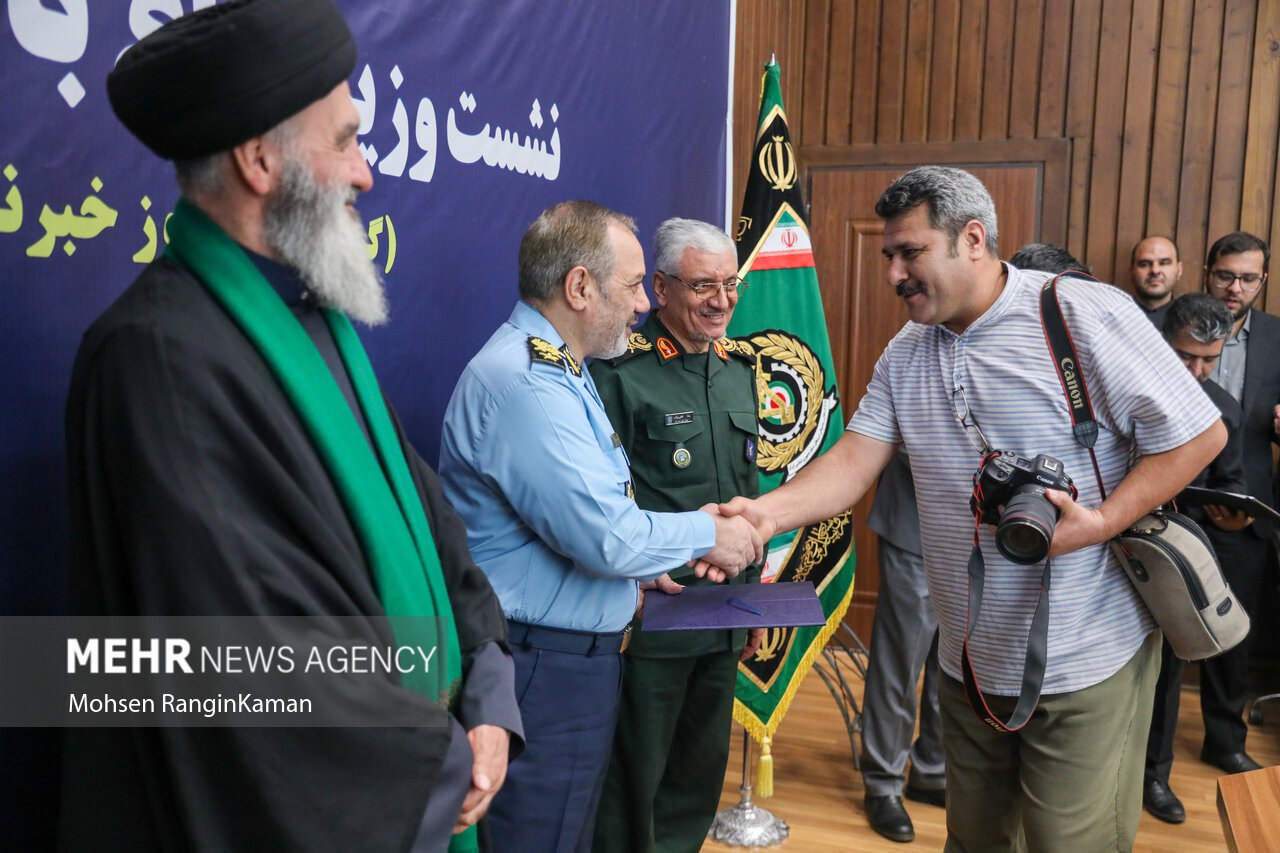  نشست صمیمی وزیر دفاع با خبرنگاران