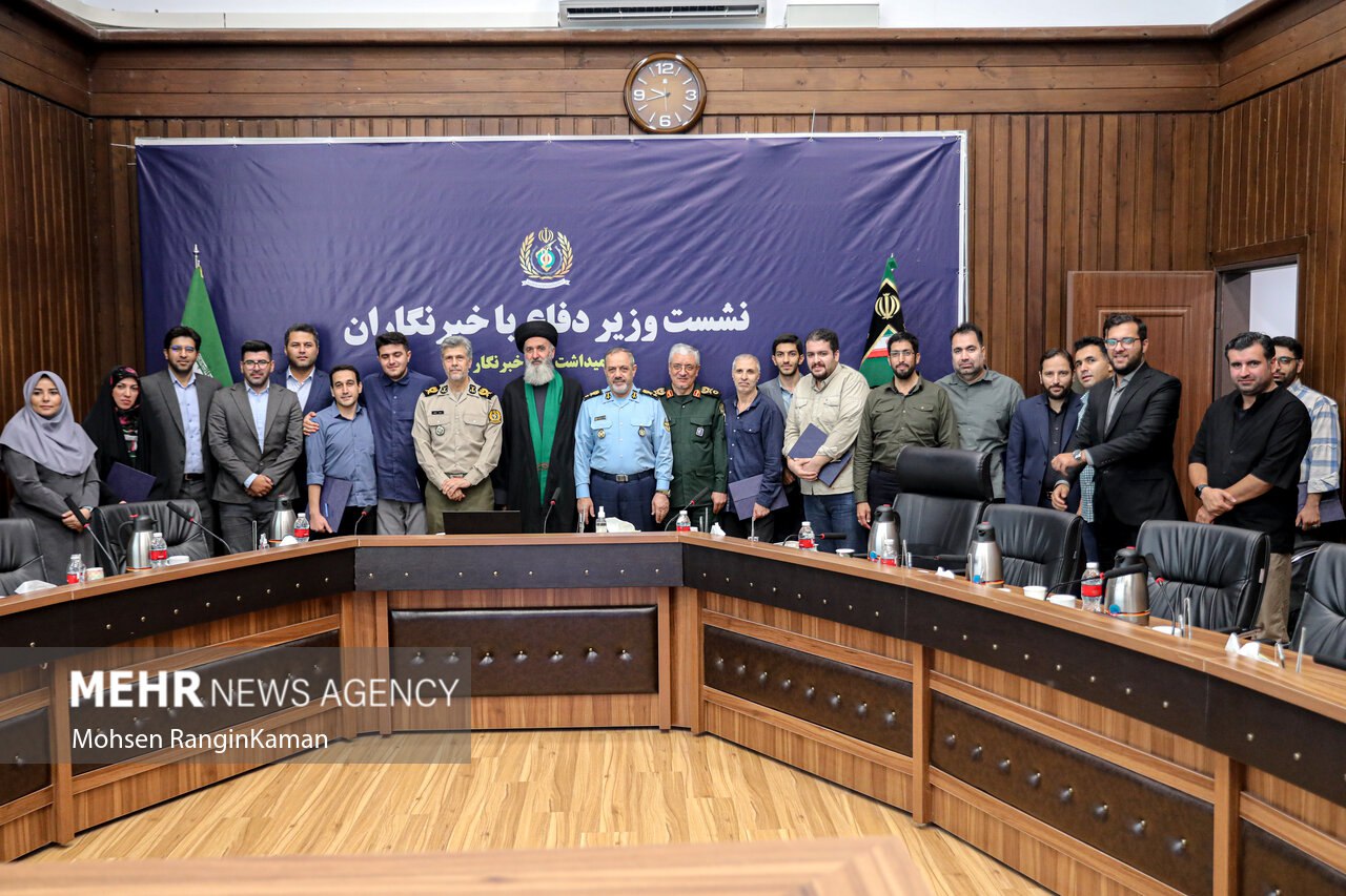  نشست صمیمی وزیر دفاع با خبرنگاران