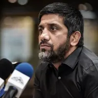 دبیر: مسئولان به جای فرودگاه رفتن سر کیسه را شل کنند