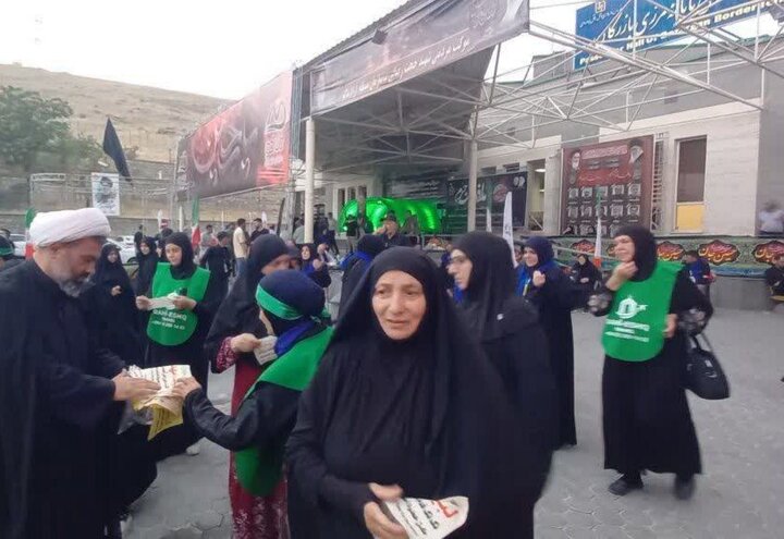 عکس/ استقبال و پذیرایی از زائران گرجستانی اربعین در حسینیه بازرگان