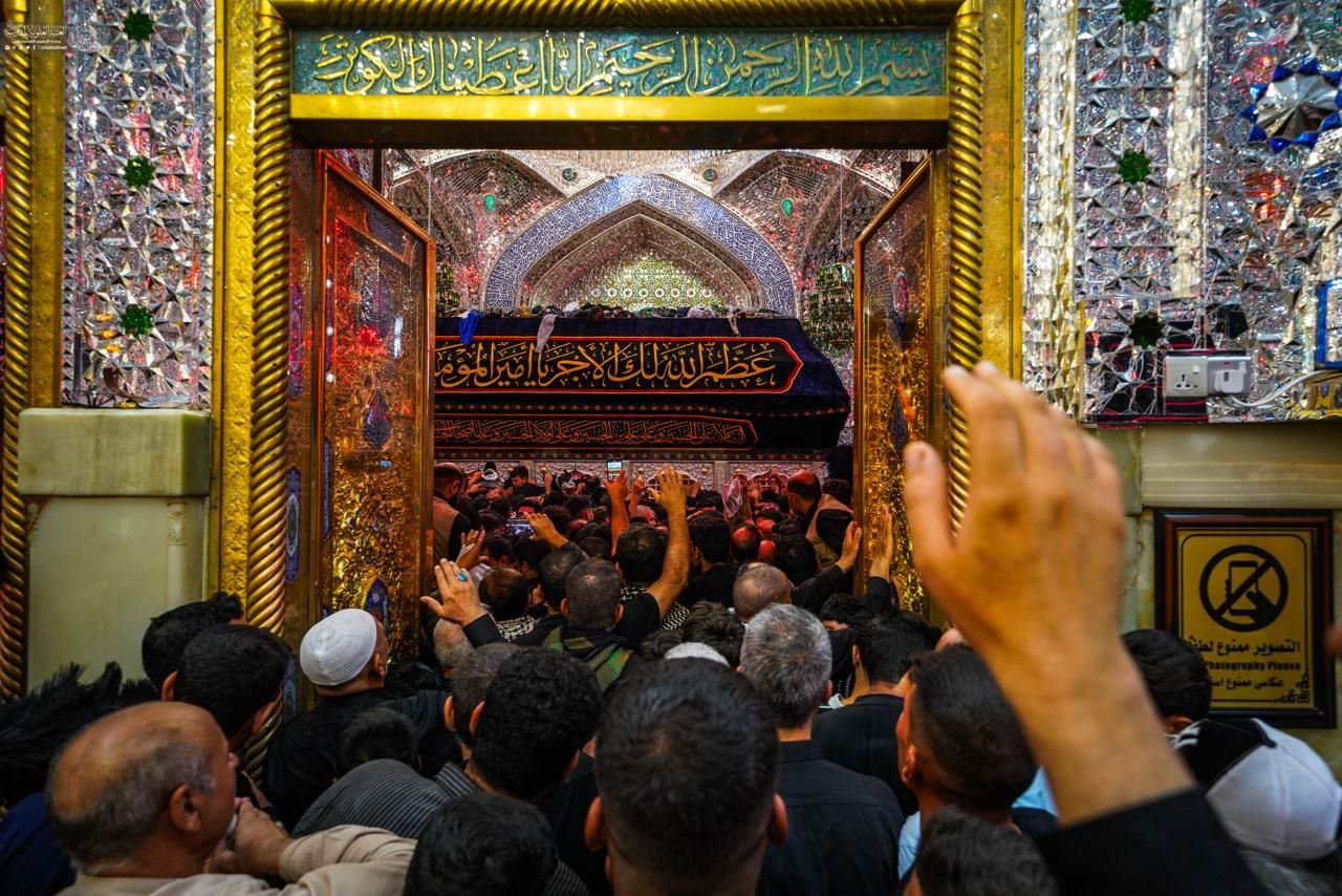 زیارت مضجع شریف علوی توسط زائران اربعین 