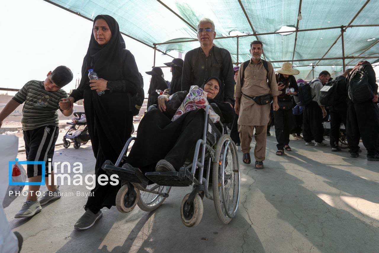عکس/ ​​​​​​​زائران اربعین حسینی در پایانه مرزی مهران