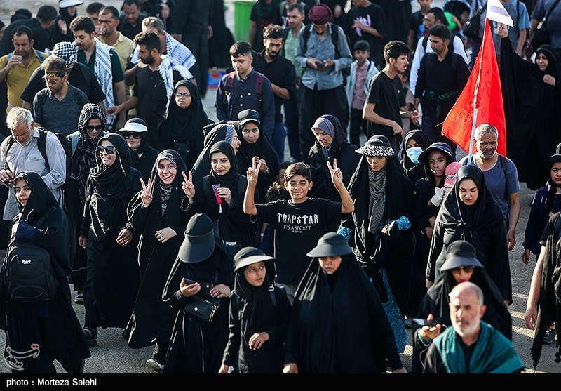 عکس/ پیاده روی زائران اربعین حسینی در مسیر نجف به کربلا