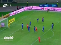 ضربه سر ترابی از کنار دروازه استقلال به بیرون رفت