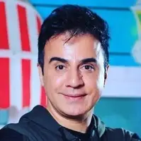 چهره ها/ عکس بغض‌آلود مجری مشهور در یک مکان مذهبی