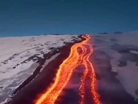گدازه مذاب از دامنه‌های برفی کوه اتنا در سیسیل ایتالیا