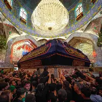 زیارت مضجع شریف علوی توسط زائران اربعین 