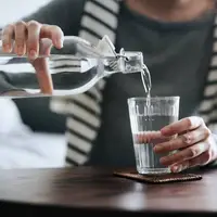 آیا نوشیدن آب پوست را آبرسانی می‌کند؟