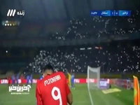 پرتاب بطری آب به سمت مهدی ترابی توسط هواداران استقلال
