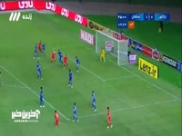 موقعیت خوب برای تراکتور که با ضربه سر محمد نادری از بالای دروازه به بیرون رفت