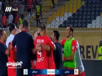 اشک‌های ادیب زارعی گلر تراکتور پس از پایان بازی با استقلال و بلند شدن روی دست هم‌تیمی‌هایش