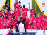 لحظه بالا بردن کاپ قهرمانی سوپرجام توسط شجاع خلیل‌زاده، کاپیتان تراکتور