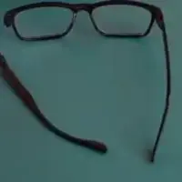 ترفندی کاربردی برای زمانی‌که دسته عینک‌تان شکسته است