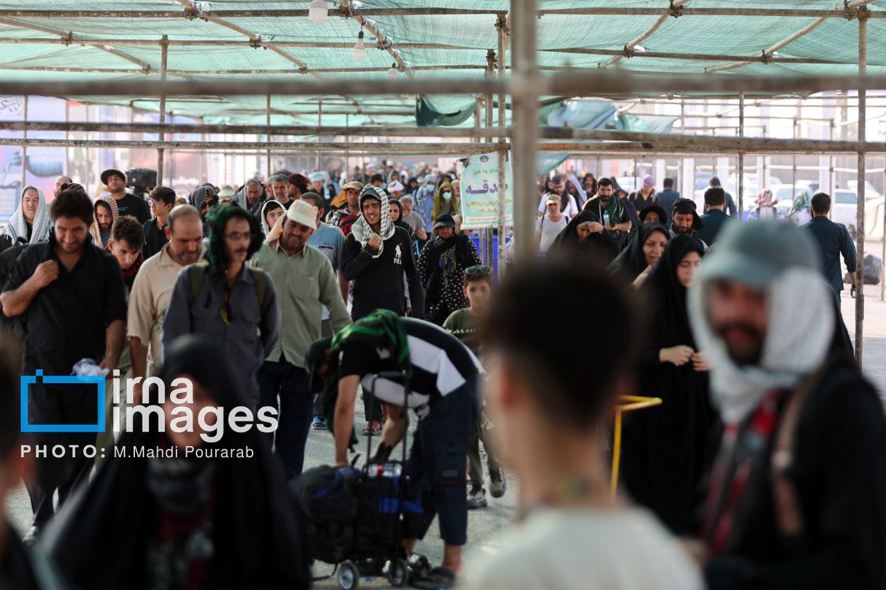 عکس/ ​​​​​​​زائران اربعین حسینی در پایانه مرزی مهران