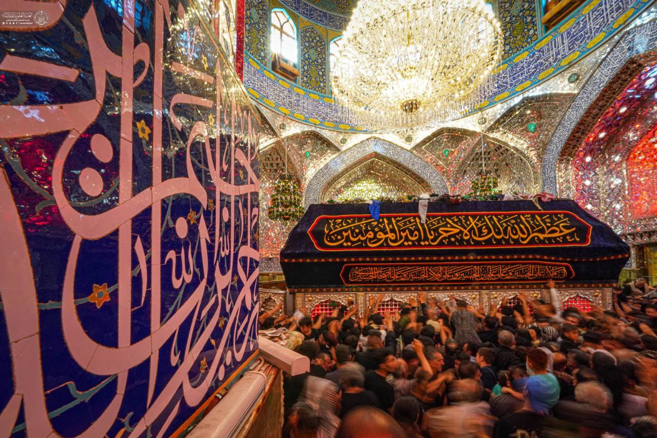 زیارت مضجع شریف علوی توسط زائران اربعین 