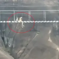 لحظات نفس‌گیر نجات معجزه‌آسای کودک روی پل معلق