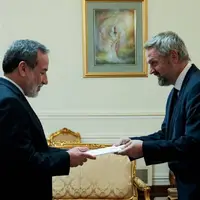 تقدیم رونوشت استوارنامه سفرای جدید سوئیس و اندونزی به عراقچی