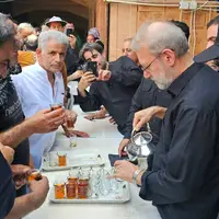 عکس/ خدمت علی لاریجانی در یکی از موکب‌های مسیر پیاده‌روی به زوار اربعین
